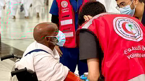 بالصور.. متطوعون يسعفون 49 حالة في الحرم المكي