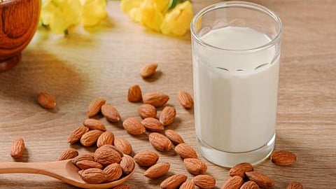 تعرف على فوائد حليب اللوز للبشرة والشعر