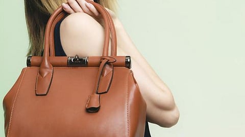 نصائح هامة لحمل حقيبة اليد وتجنب ضرر الظهر