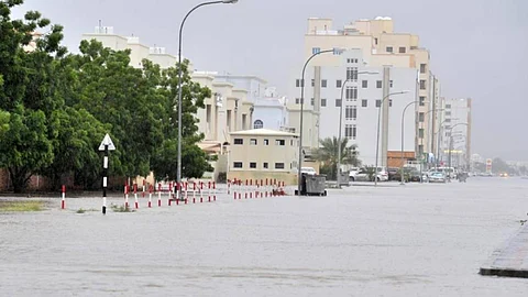 الإعصار شاهين.. أمطار غزيرة في مسقط وإغلاق شوارع وجدولة رحلات الطيران