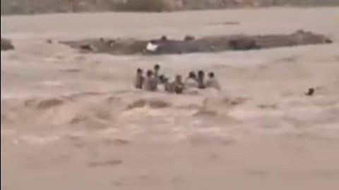 بالفيديو.. السيول تجرف مجموعة أشخاص بأحد الأودية العمانية