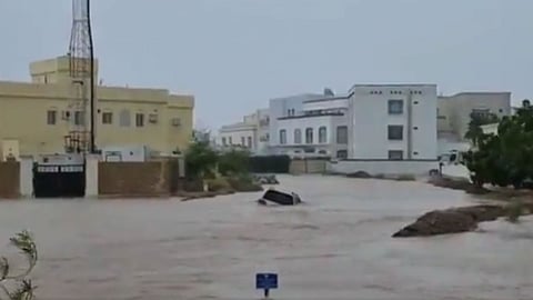 بالفيديو.. السيول تجرف المركبات بمحافظة مسقط جراء إعصار شاهين