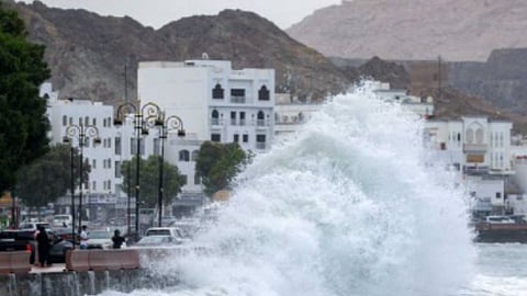 خبير: مركز الإعصار شاهين يبعد 80 كيلومترًا عن شواطئ عُمان