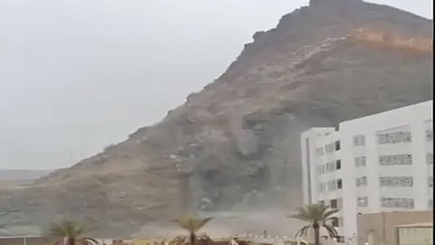 بالفيديو.. انهيار جبل على سكن عمالي بعُمان جراء إعصار شاهين