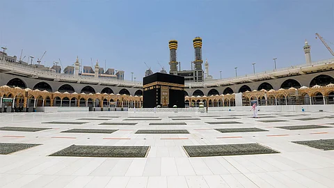 فرش الساحة الغربية في المسجد الحرام وسط إجراءات وقائية مشددة
