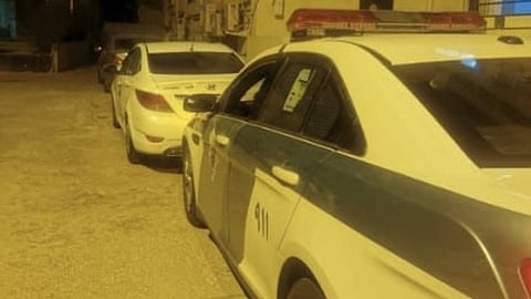 وثقت الحادث كاميرات المراقبة.. المرور يضبط قائد مركبة اصطدم بسيارة متوقِّفة وفر هاربًا