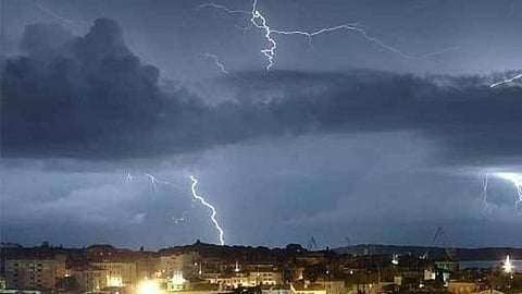 «الأرصاد»: بدء تكوُّن تشكيلات السحب الرعدية الممطرة على 5 مناطق بالمملكة