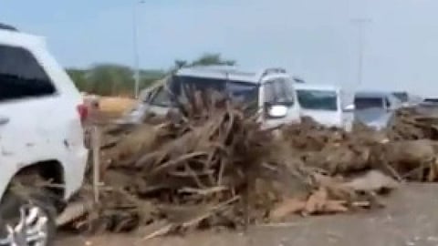 عُمان.. مشاهد من الأضرار المادية بولاية الخابورة بعد تعرضها للعاصفة المدارية شاهين