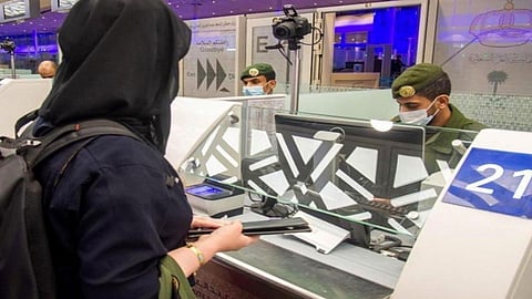 هل يمكن دخول المملكة بتأشيرة زيارة قبل انتهاء صلاحيتها بيوم واحد؟ «الجوازات» توضّح