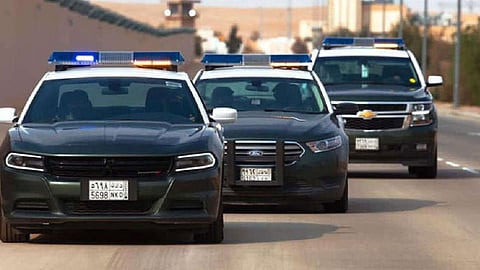 شرطة القصيم تطيح بصاحب المخالفات الأربع.. مواطن ركب تجهيزات تماثل الأمنية