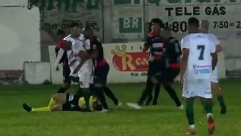 بالفيديو.. لاعب برازيلي يعتدي على حكم بوحشية ويركل رأسه والشرطة تعتقله من الملعب