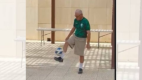 شاهد.. السفير الياباني بـ«قميص الأخضر» قبل مواجهة السعودية ومنتخب «الساموراي»