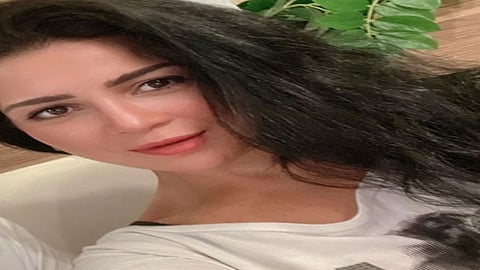 مي عزالدين تتألق بإطلالة هادئة وجذابة