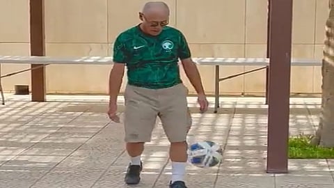 بالفيديو.. السفير الياباني يستعرض مهاراته بقميص الأخضر قبل مواجهة اليابان