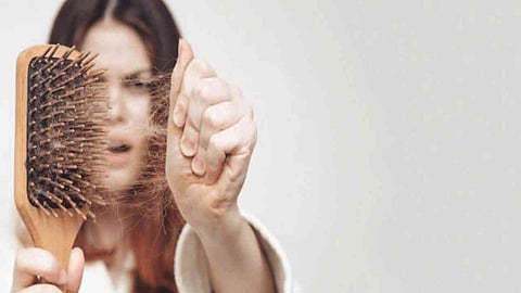 أطعمة قد تتسبب في تسريع تساقط الشعر وإضعافه