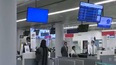 شاهد.. عودة الحركة الطبيعية بمطار أبها بعد محاولة الاستهداف الحوثية