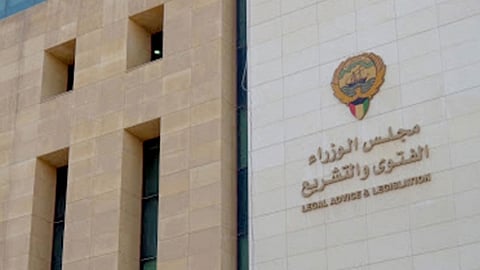 «الفتوى والتشريع» بالكويت تلغي قرار حظر إذن العمل للوافدين فوق الـ60 عامًا