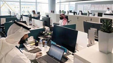 تراجع عدد العاملين الأجانب في سوق العمل بالمملكة