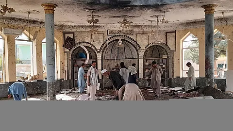 ارتفاع ضحايا تفجير مسجد قندوز بأفغانستان إلى 100.. و«داعش» يتبنى الحادث