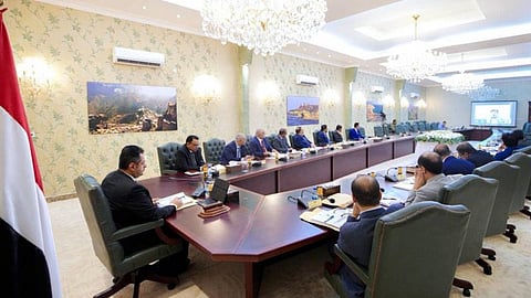 الحكومة اليمنية تطالب بموقف دولي رادع ضد الهجمات الحوثية على السعودية