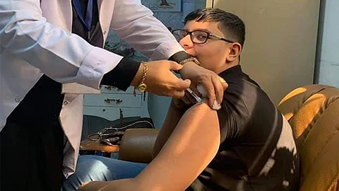 أصغر طفل يتلقَّى لقاح كورونا في العراق
