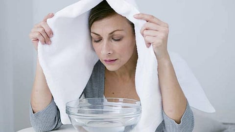 هل الماء الساخن يفتح مسام الجلد والبارد يغلقها؟.. استشارية أمراض جلدية توضح