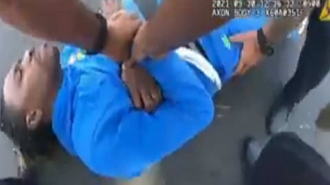 بالفيديو.. شرطي أمريكي يسحل شابًا قعيدًا من داخل سيارته