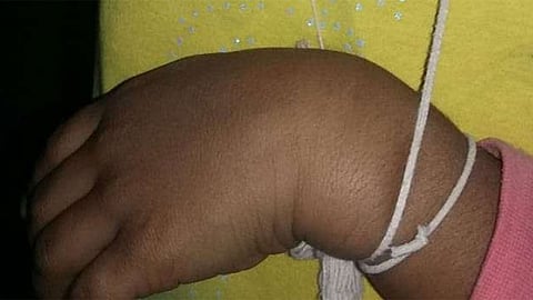 أب يعنف أولاده ومطالبات بالقبض عليه.. والعنف الأسري يتفاعل