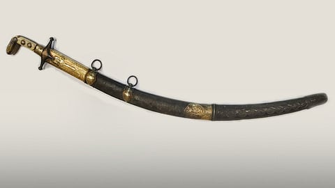 أهداها له الملك عبد العزيز. .«الدارة» تتلقى مقتنيات نادرة من أسرة فؤاد حمزة