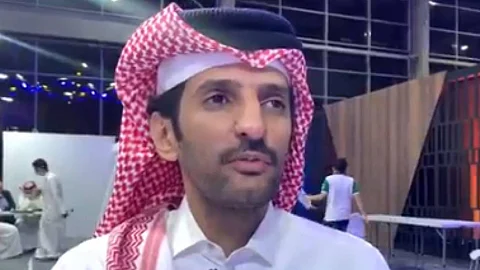 بالفيديو.. شاب سعودي يتحدى الإعاقة ويمارس الصيد بحرفية عالية