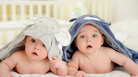 3 سلوكيات خاطئة يفعلها الآباء مع الأطفال التوءم.. احذر الأسماء والملابس المتشابهة