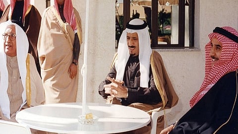 صور نادرة للملك سلمان أَثناء زيارته مكتبة الملك فهد الوطنية عام 1409هـ