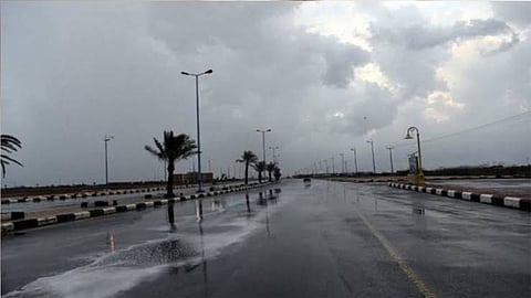 طقس المملكة اليوم.. أمطار على المناطق الشمالية وأجواء ضبابية بالشرقية