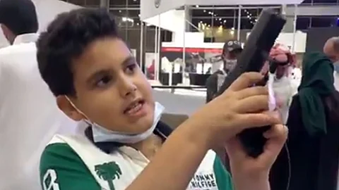 بالفيديو.. أطفال يرون أسلحة من خيال ألعاب الفيديو جيم بأحد المعارض