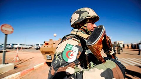 مقتل وإصابة 3 أشخاص من الجيش الجزائري بسبب لغم قرب الحدود مع المغرب