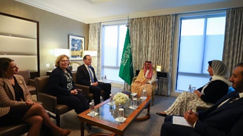 وزير الخارجية يناقش مع وفد أمريكي جهود التوصل لحل سياسي باليمن