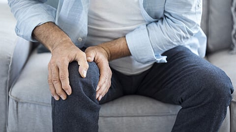 وداعاً لآلام الركب.. طالبة سعودية تبتكر «وسادة هيدروليكية»