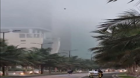 حوّل السماء لسحابة من الدخان.. الزعاق يفسِّر أسباب الضباب الكثيف بجدة