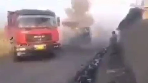 بالفيديو.. مرشح عراقي يزيل أسفلت الطريق بعد خسارته في الانتخابات