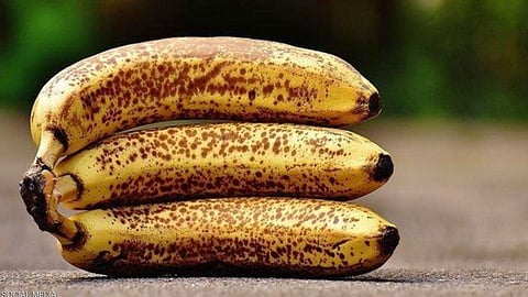 مضادة للسرطان.. لهذا السبب لا تتخلص من البقع السوداء في الموز