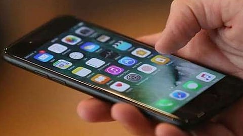 ثغرة خطيرة في أحد تطبيقات «آيفون» تسمح بالتقاط صوت وصورة المستخدم