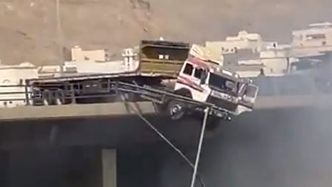 بالفيديو.. شاحنة تحطم السياج الحديدي وتتدلى من جسر بحرة بمكة