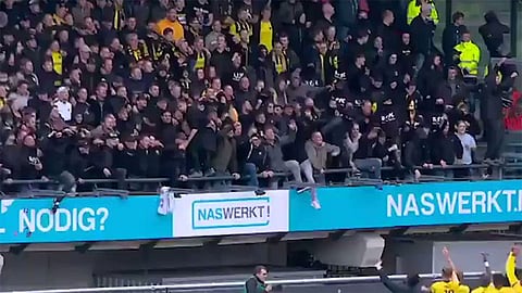 بالفيديو.. انهيار مدرج مكتظ بالجماهير خلال احتفالهم في الدوري الهولندي
