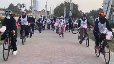 بالفيديو.. سباق دراجات لـ30 سيدة للتوعية بسرطان الثدي