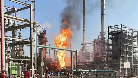 وقوع عدد من الإصابات في حريق مصفاة بترول بميناء كويتي