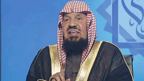 هل يجوز للشخص أن يعتمر عن آخر قبل أن يعتمر عن نفسه.. الشيخ المنيع يجيب