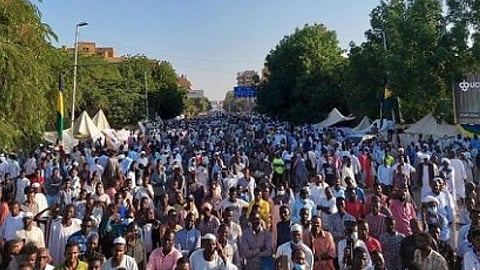 السودان.. محتجون يتجهون لمبنى الحكومة والأمن يطوقه