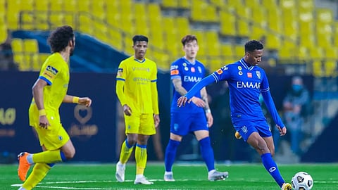 قبل مباراة الهلال والنصر.. استشاري يحذر 4 فئات من مشاهدة الديربي الآسيوي