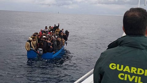 بالفيديو.. اليونان تعيد مهاجرين إلى تركيا في مركب متهالك