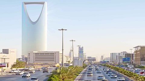 خبير طقس يتوقَّع درجة الحرارة وشدة الرياح وقت مباراة الهلال والنصر